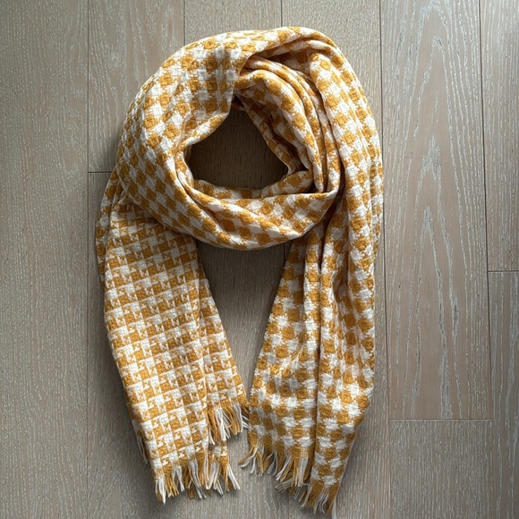 Yellow houndstooth print scarf - Picture 3 of 10